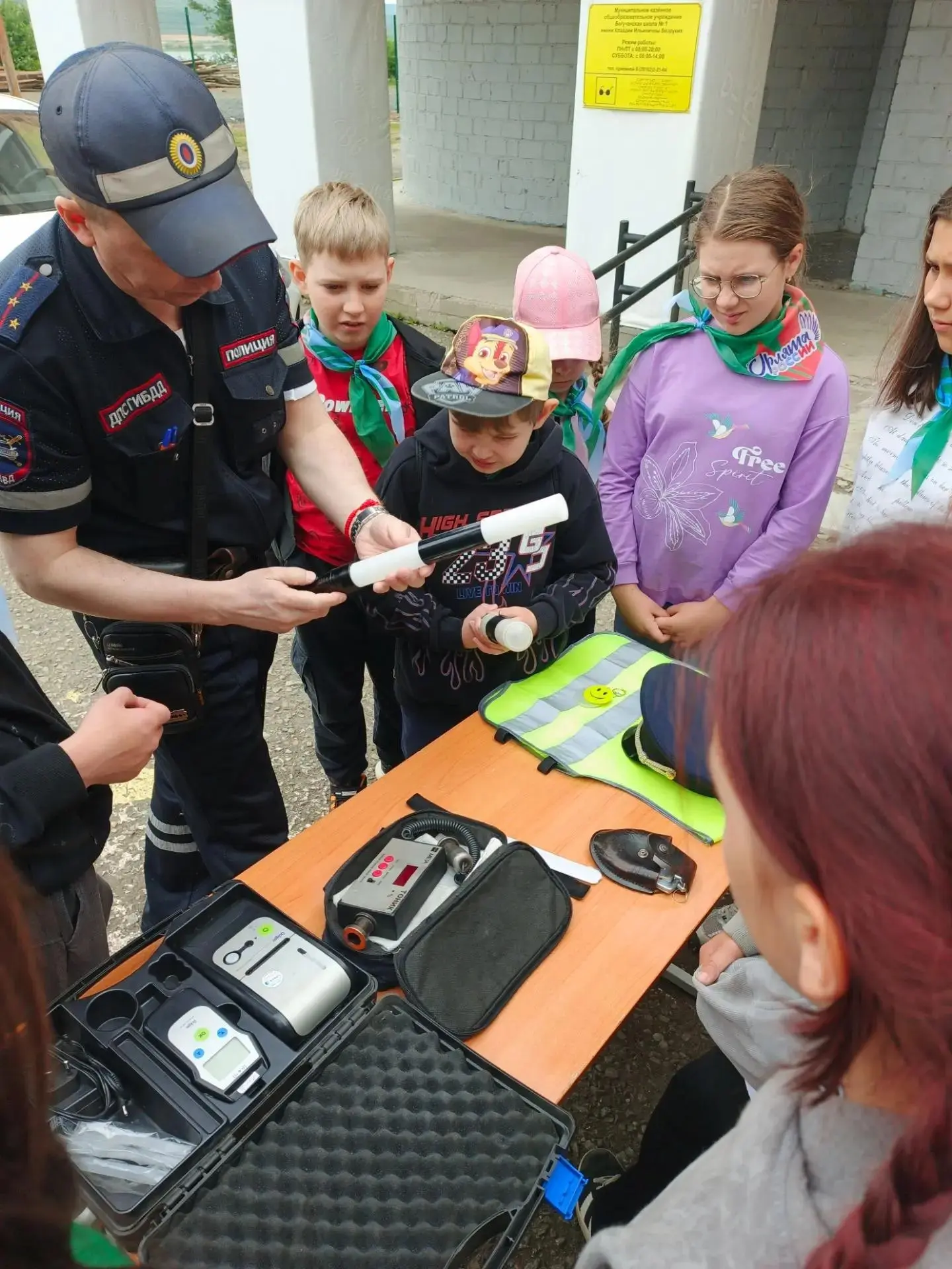 🚔 У нас в гостях — инспекторы ГИБДД!

К нам приехали:

⭐инспектор по ПДД Аблова Юлия Евгеньевна;
⭐и