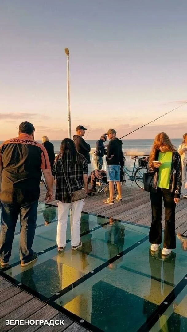 🌊 В Зеленоградске после ремонта открылся пирс с новой стеклянной вставкой, которую отд...