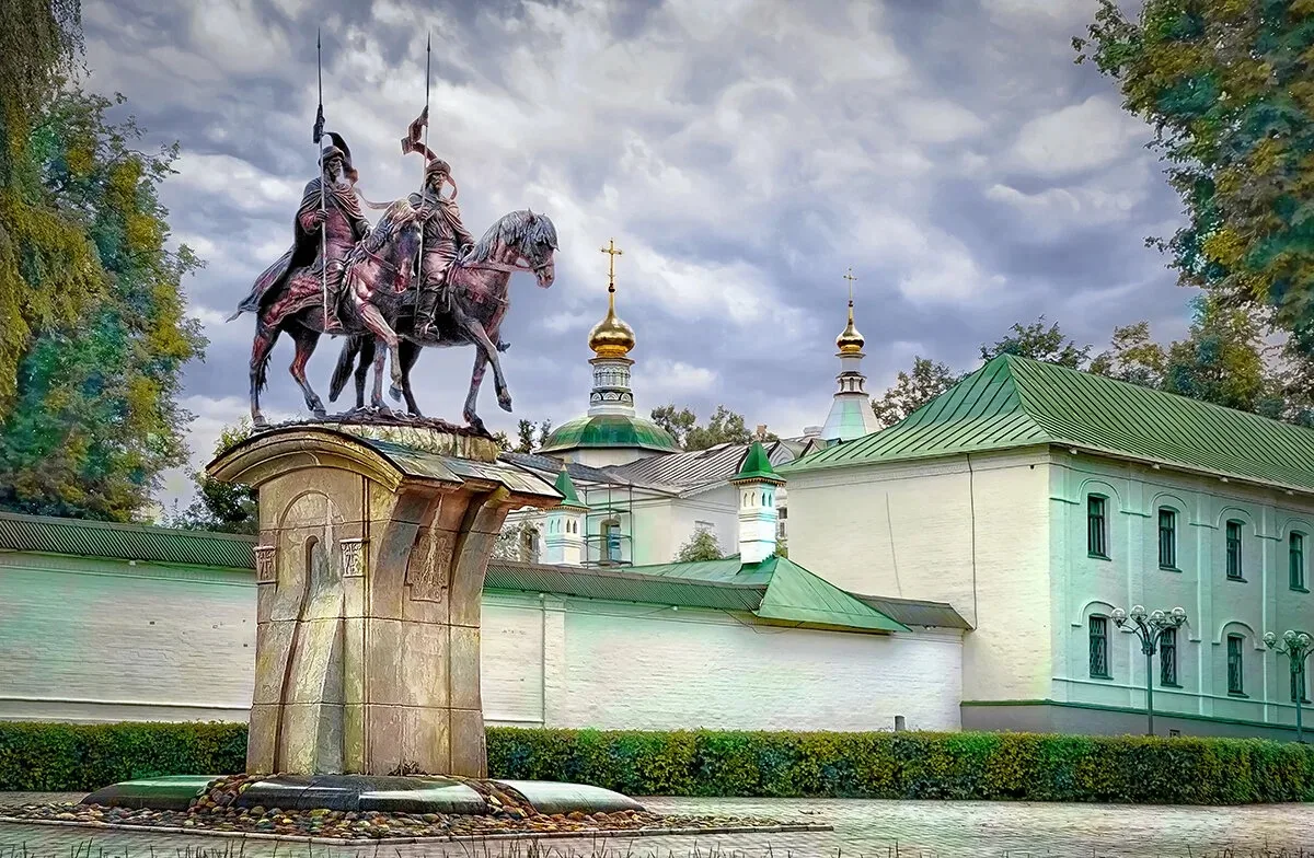 Ну а мы продолжаем путешествие по древнему Дмитрову. Не пропустите памятник святым Бори...