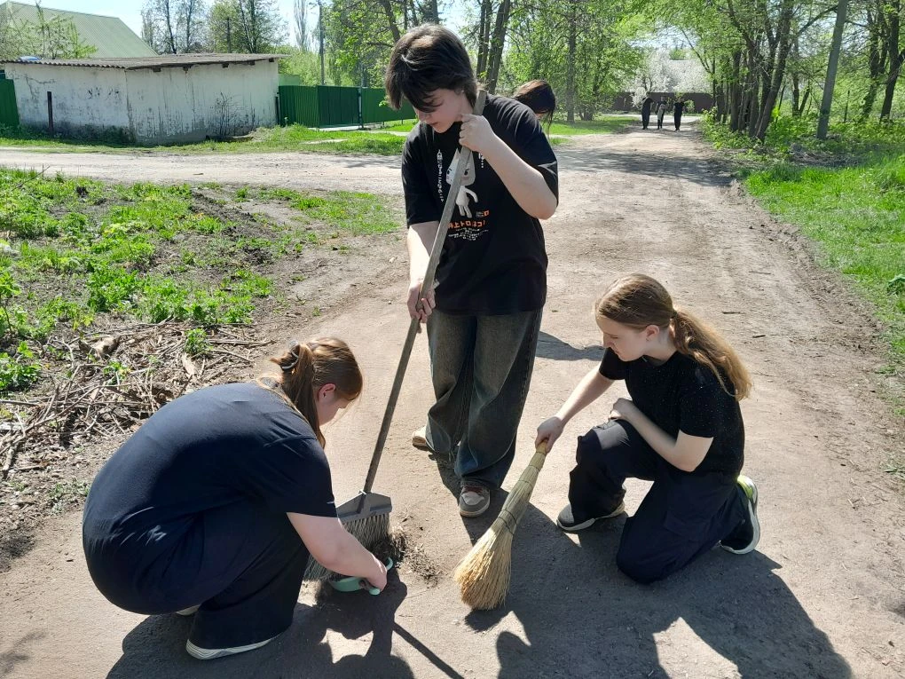 Субботник в память о героях! Все ученики 5-11 классов МКОУ "Никольская СОШ" сегодня приняли участие 