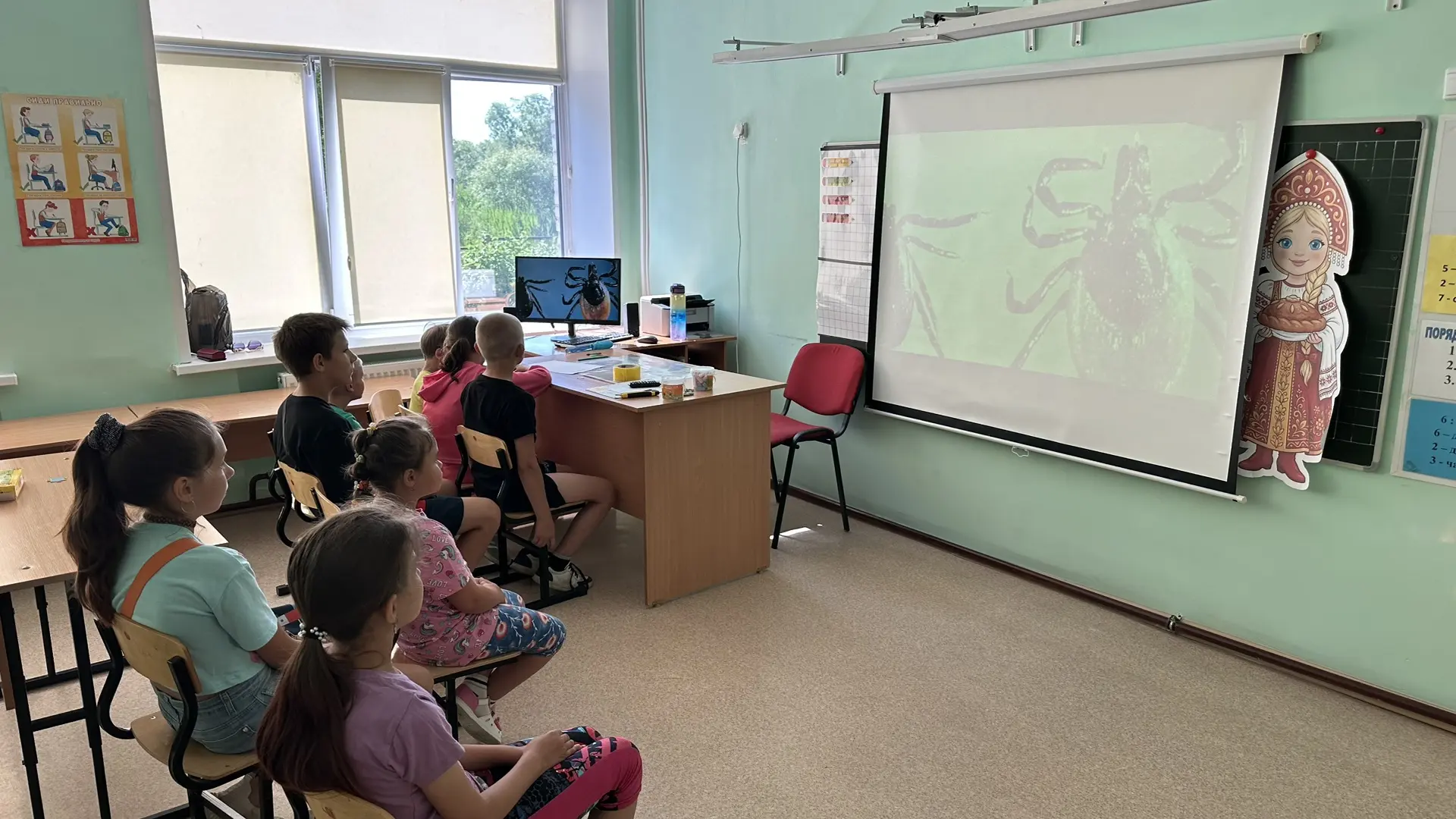 🌞 Наш день в лагере: от клещей до ПДД!

Утро началось с зарядки и завтрака, а продолжилось важным у