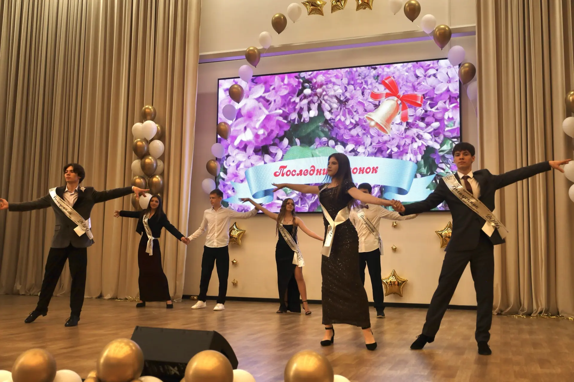 🎓 Сегодня в нашей школе прозвенел последний звонок для 9в и 9г классов.  Позади — девять лет уроков,