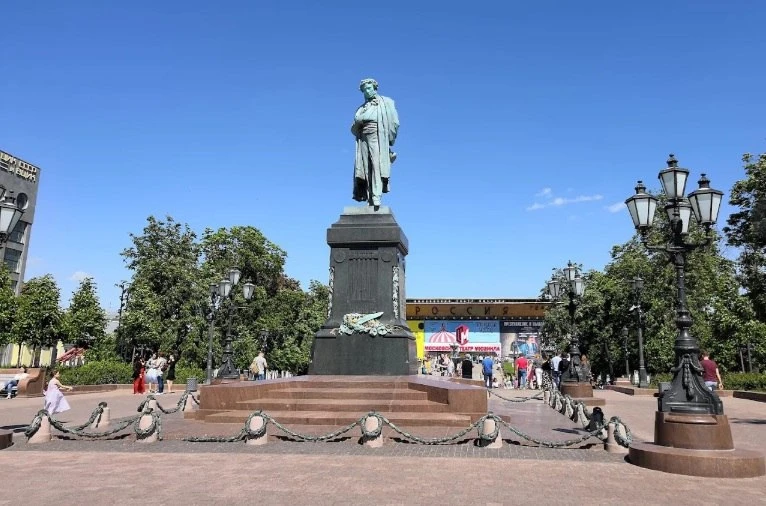В Москве протестировали электронную систему голосования на памятнике Пушкину