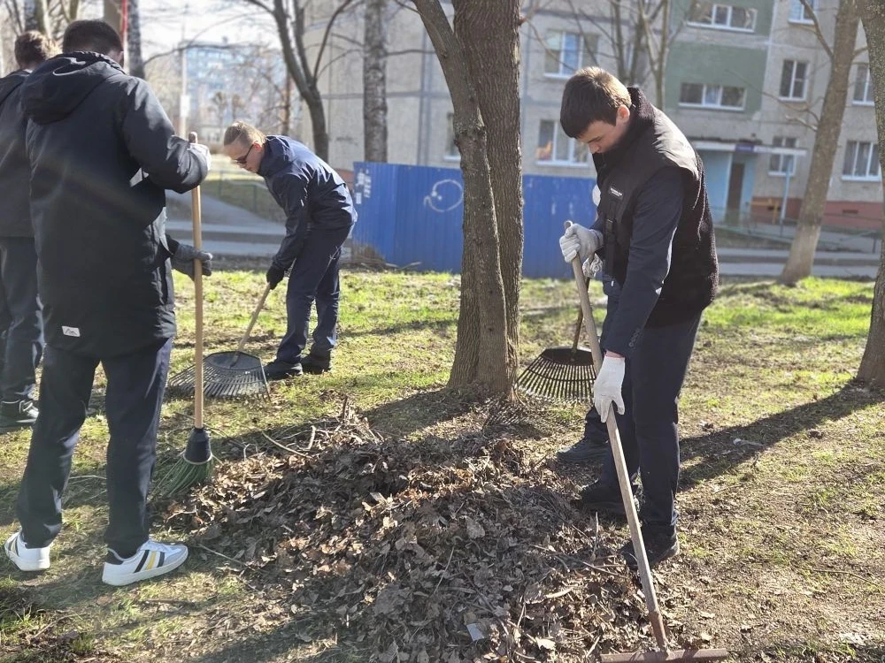 Субботник в лицее: вместе делаем мир чище!  Сегодня в лицее царит особая атмосфера — здесь даже самы