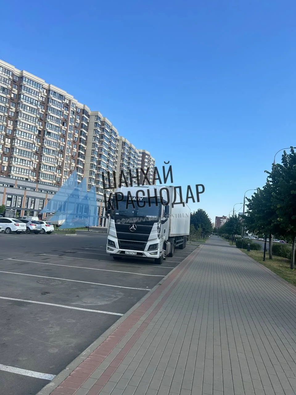 Наши подписчики сообщают, что фуры нашли себе новую локацию. Парковка ЖК «Лучший» на Пе...