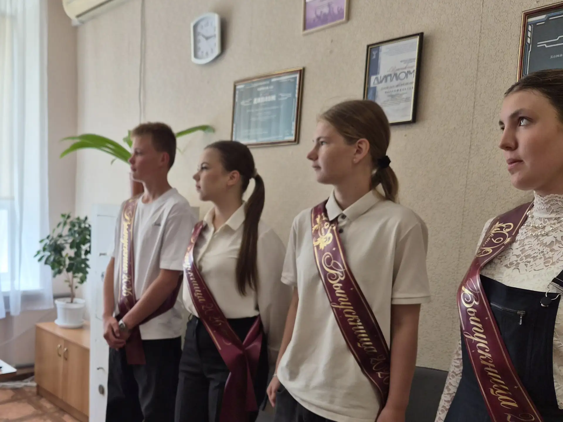 Дорогие выпускники 9 классов!
От всей души поздравляем вас с окончанием школы! Этот важный этап в ва