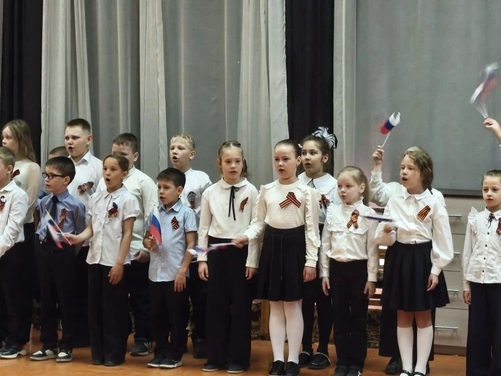 🎖️ Линейка ко Дню Победы — прошла на ура!  Ученики 1‑х и 2‑х классов собрались, чтобы почтить память