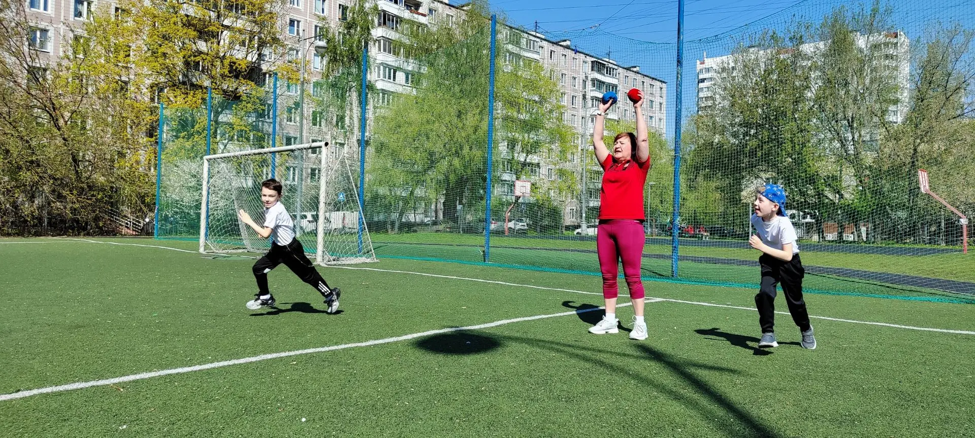 БЕГОМ НА УРОК!  🤸 На уроке физкультуры у 1 «Г» с Сарой Ризовной Стасенко скучать точно некогда! Ребя