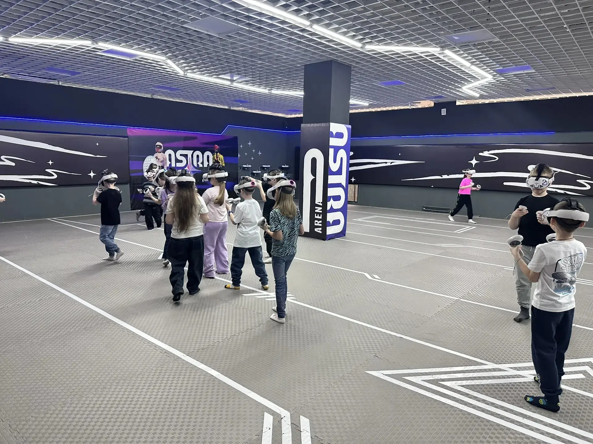🎉 **Ученики 1А класса посетили Астрапарк и попробовали очки виртуальной реальности!**  Ребята из 1А 