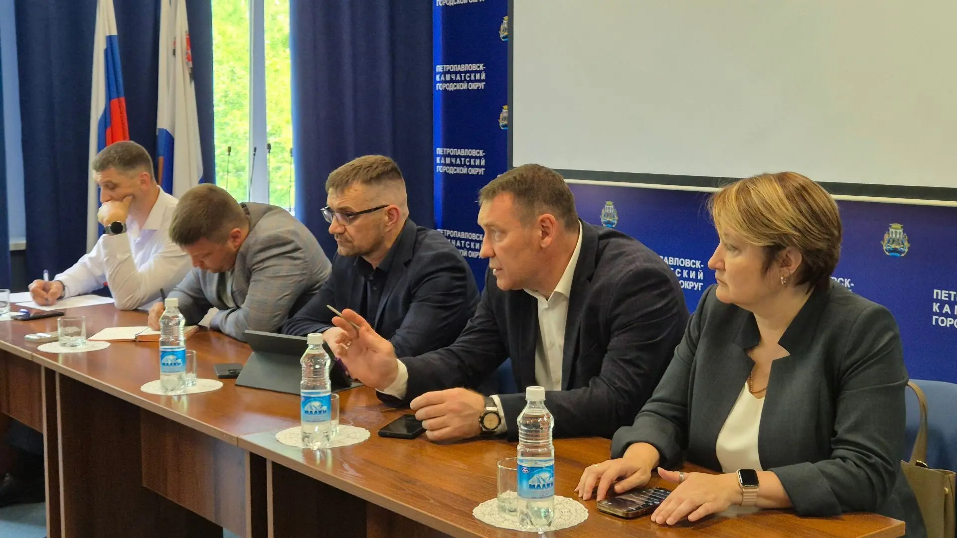 Порядок расчистки от снега придомовых проездов обсудили на коммунальной планерке по руководством ври