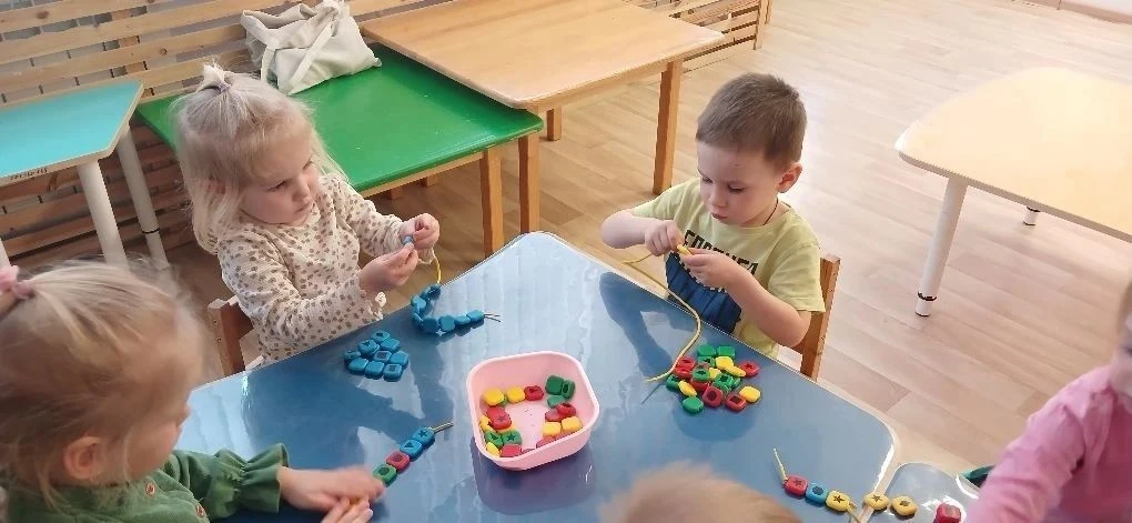 Один день из жизни детей 🎓

 В ясельной группе «Звёздочки» прошла увлекательная игра с бусинами. Дл