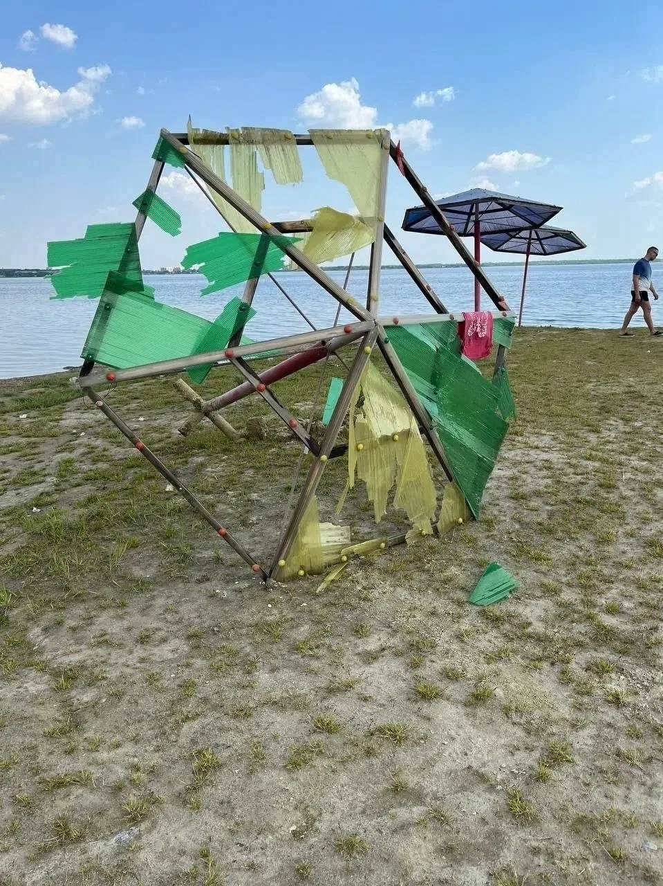 В Челябинске пляж «Солнечный берег» стал бесплатным для посещения, однако при этом утратил все удобс