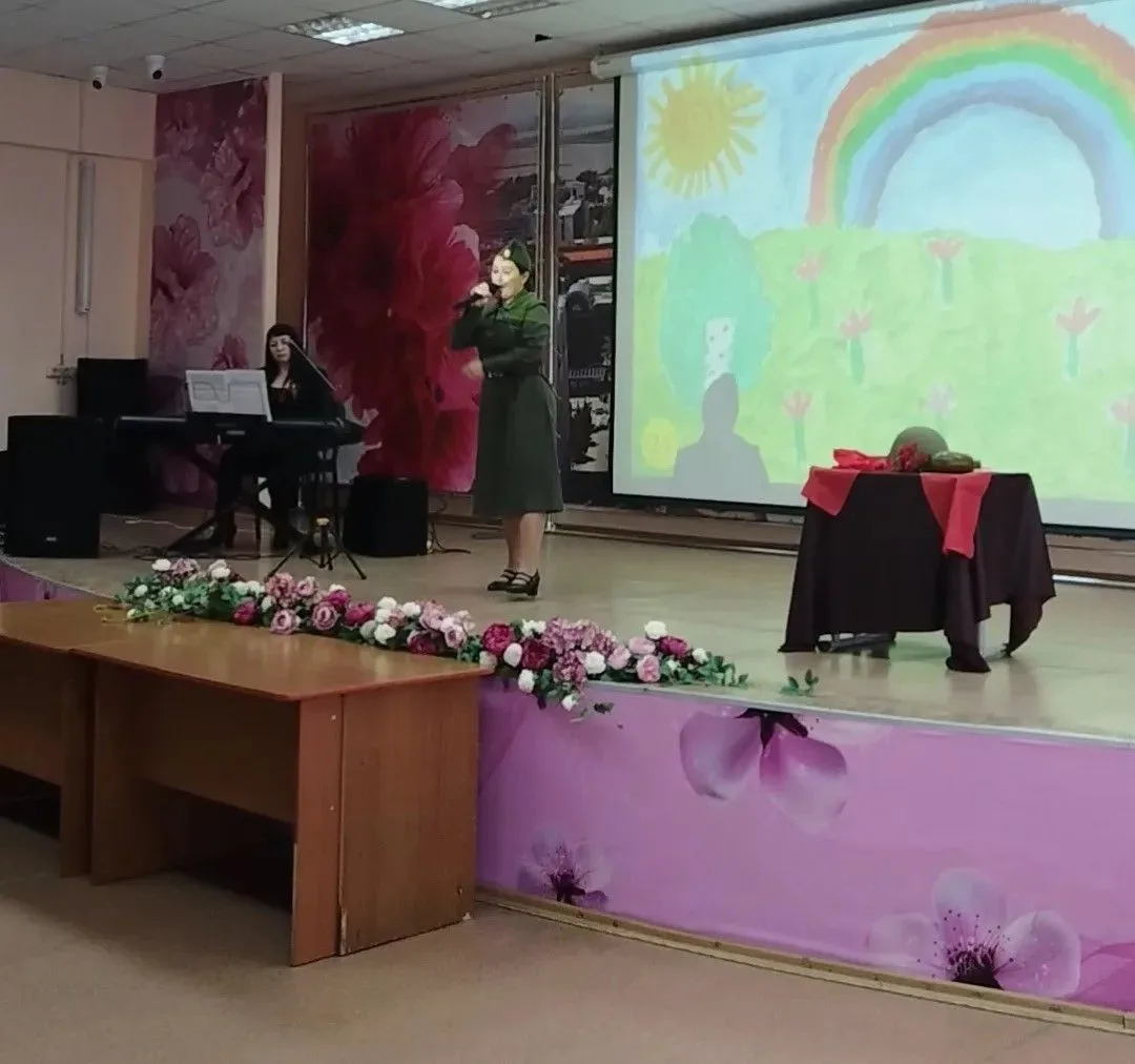 🎭Театр в гостях у гимназии: «Постарайтесь вернуться назад» 🎭  Сегодня в нашей гимназии было по-особе