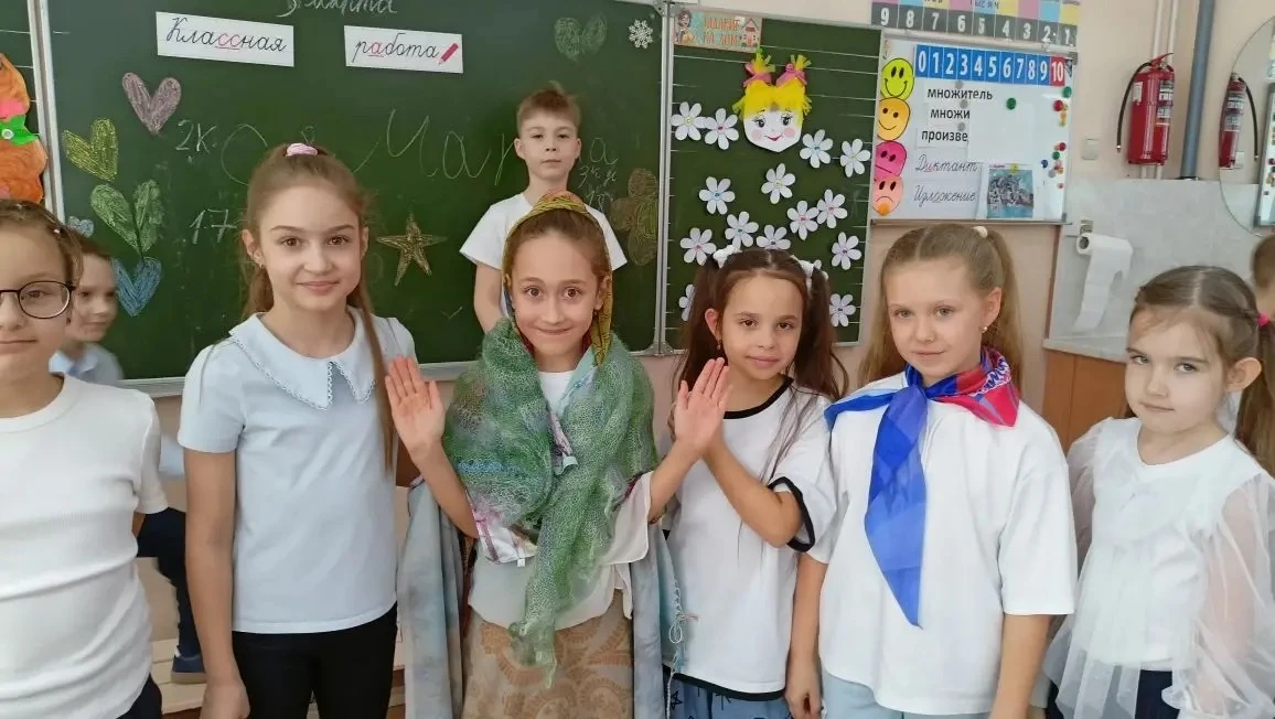 Наши маленькие принцессы из 2 "Г" 💐  В преддверии весеннего праздника в классе было особенно шумно и