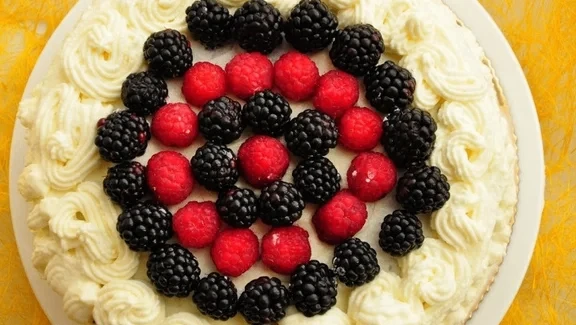 Десерт для случая, когда одного крема и фруктов кажется мало 🍰