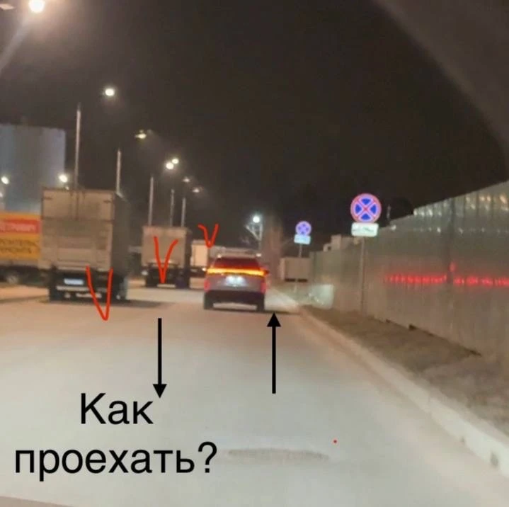💬 От подписчика:  В ЖК Новая Рига водитель КАМАЗа на бешеной скорости пересёк сплошную, вылетел на в