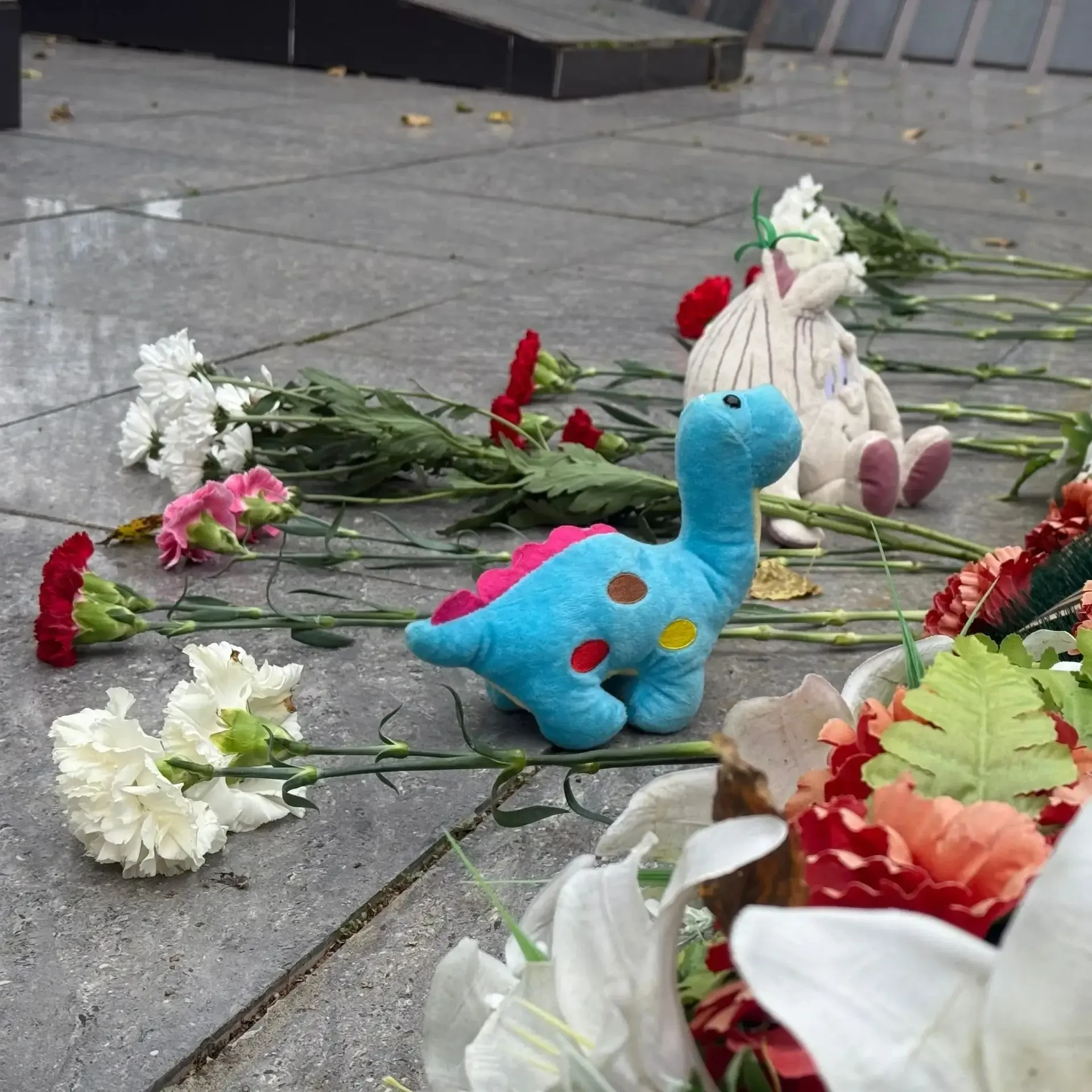В День памяти жертв терроризма жители Агинского собрались на митинг у памятника «Скорбя...