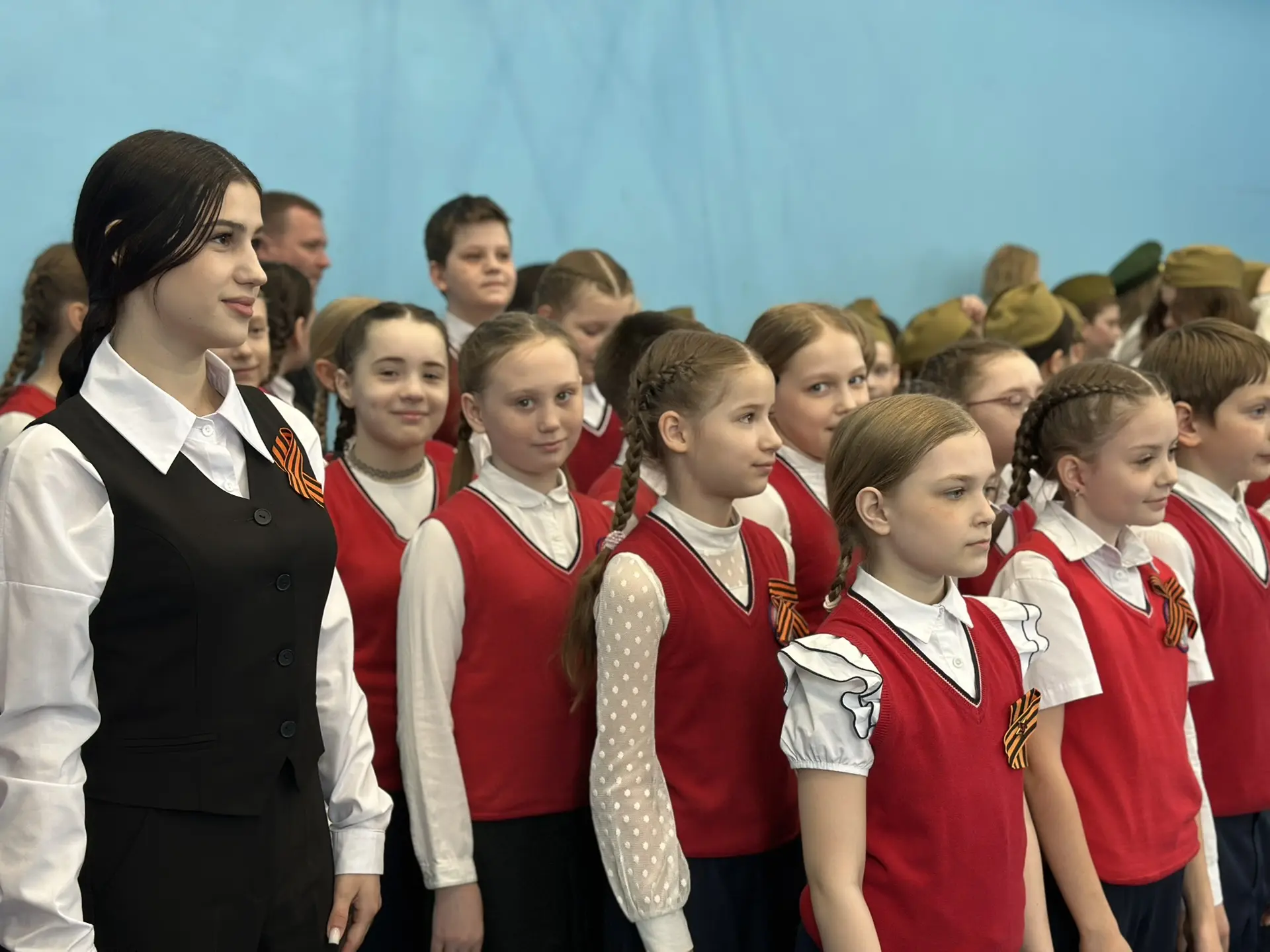 🎉 Сегодня в начальной школе «РОСТ» состоялся Смотр строя и песни!  Ученики 3‑х и 4‑х классов продемо