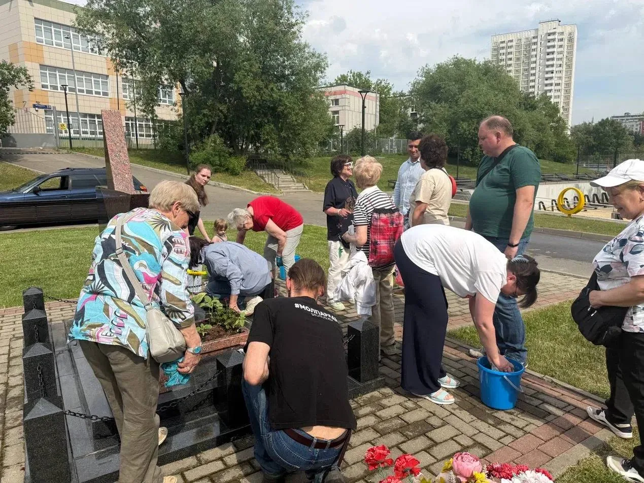 🌿 В Коньково привели в порядок памятные места

У мемориальных объектов района прошёл субботник. В а