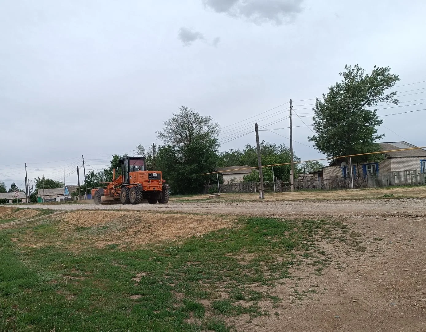🚜Новости благоустройства: грейдирование дорог в муниципальном образовании Новогригорье...