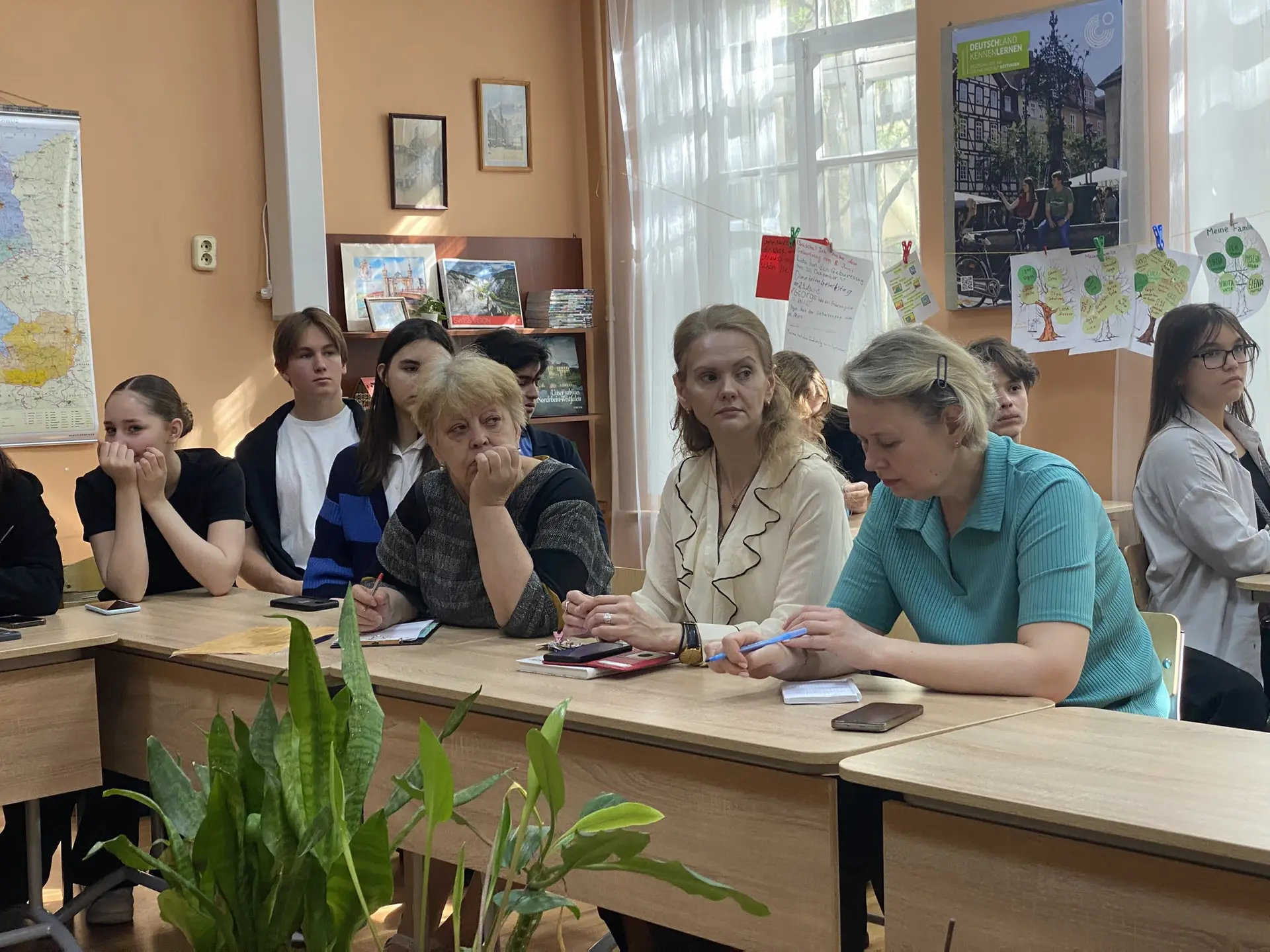 Рабочая группа по созданию школьного музея, состоящая из учителей и учеников, заслушала...