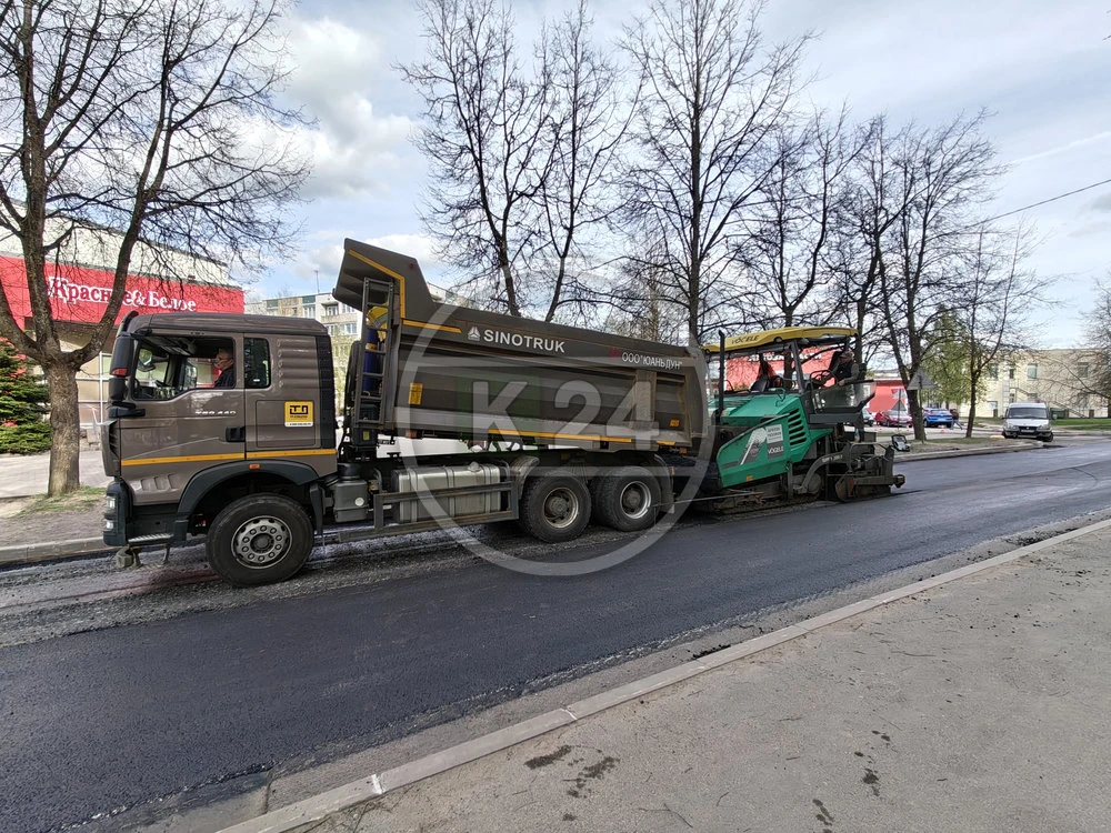 🚧 На улице Химиков уже появился первый слой асфальта 🙌  И ещё одна хорошая новость — подходят к заве
