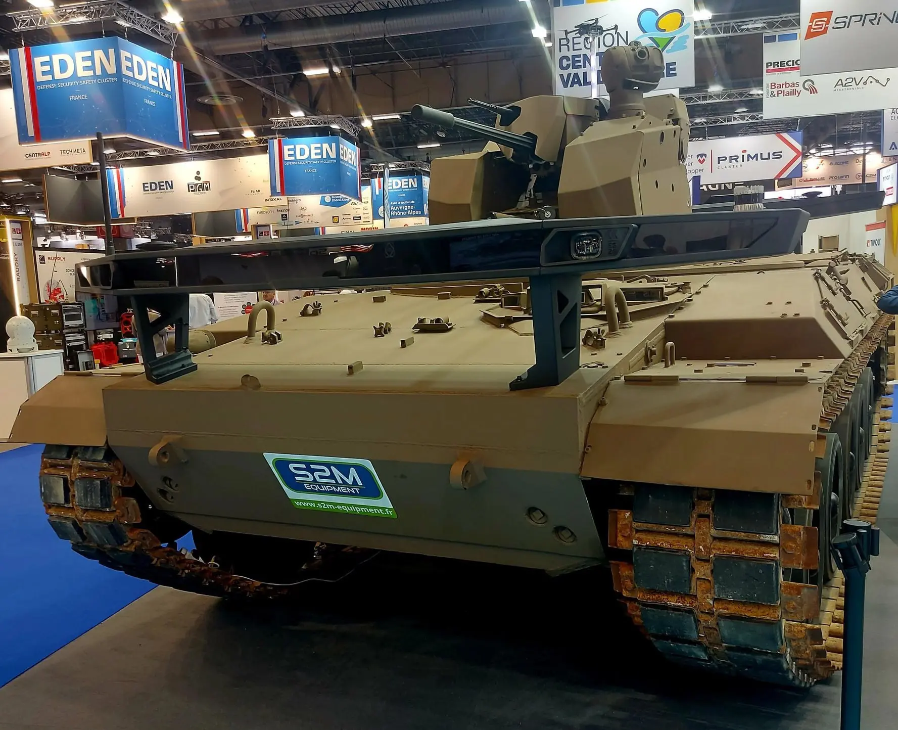 🇫🇷 Компании S2M и KNDS представили наземный беспилотный комплекс REFURBOT на базе танка AMX-30.

�