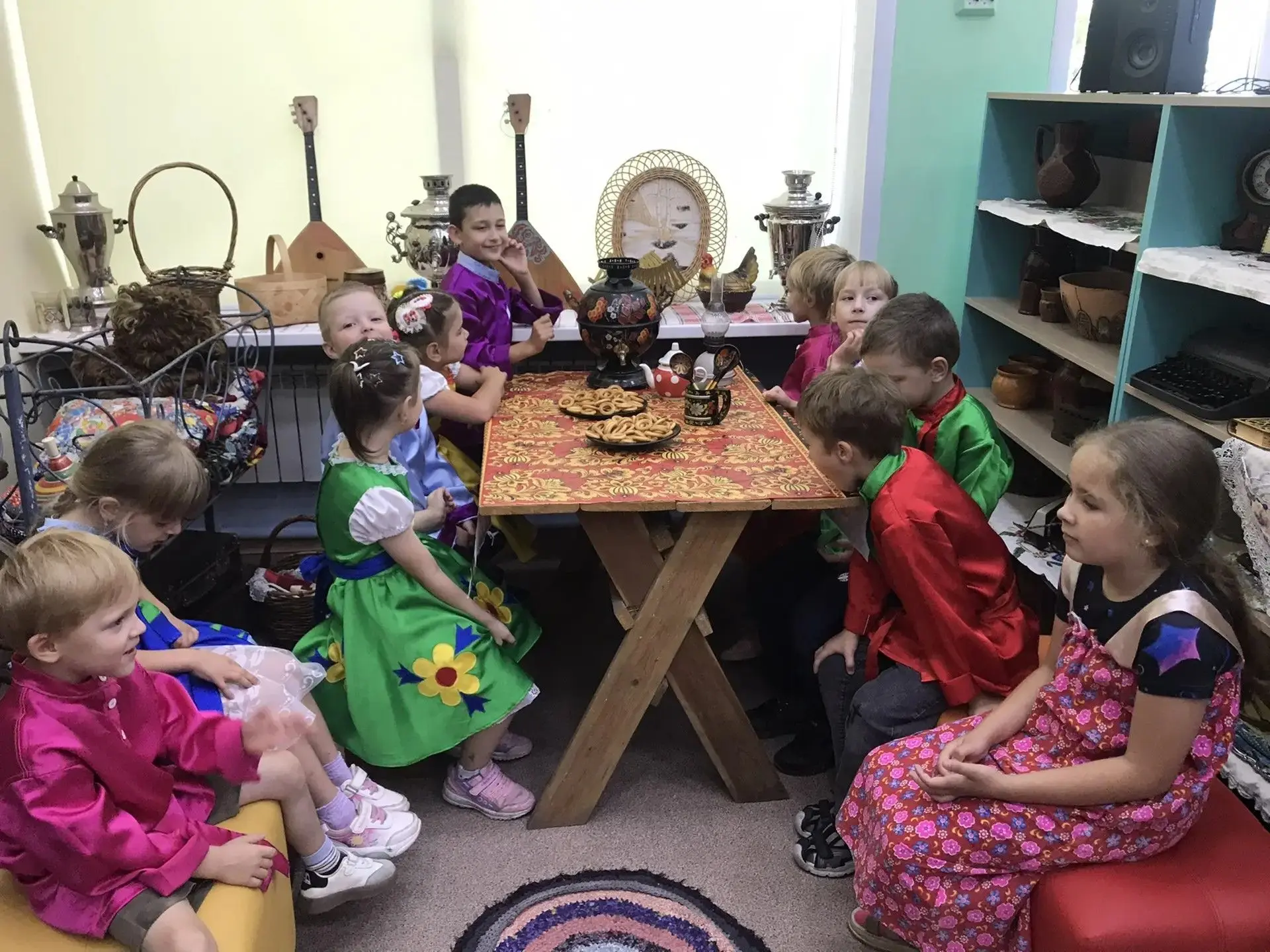 Сегодня мы опять пошли в нашу любимую библиотеку!