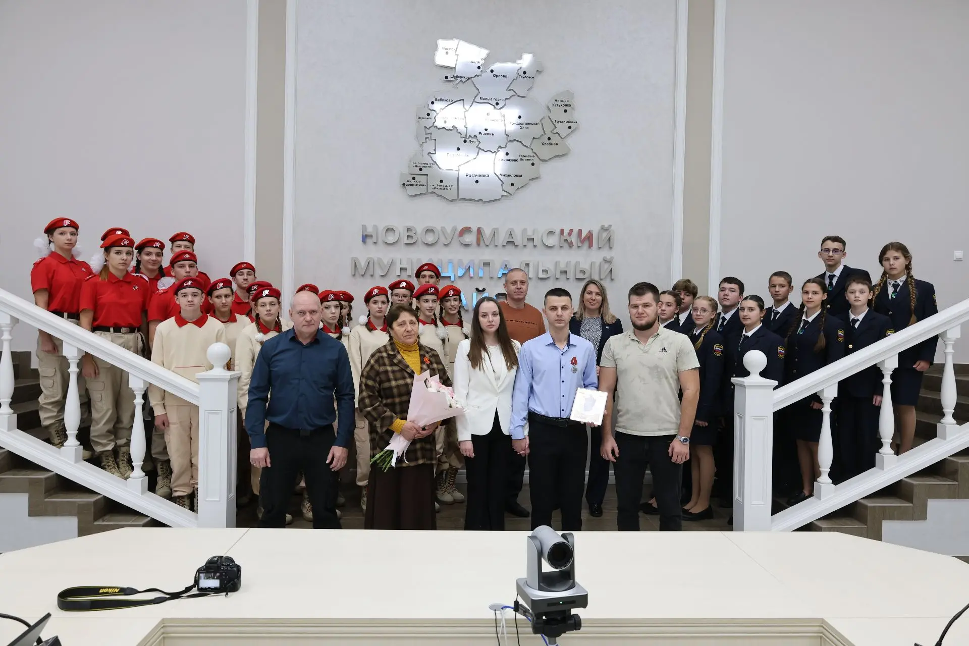 1 октября Глава Новоусманского района Татьяна Леонтьева вручила орден Мужества участник...
