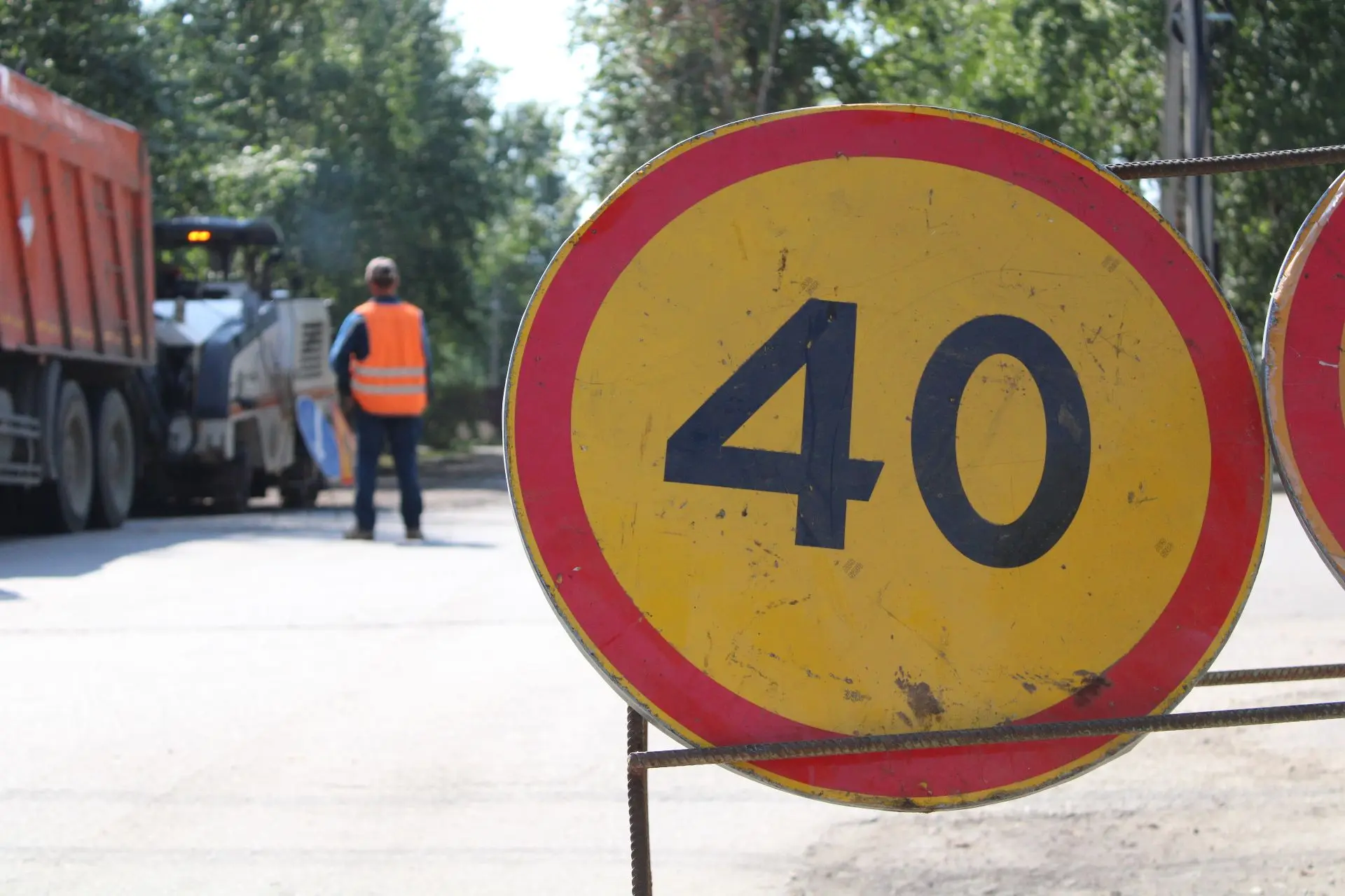 Сегодня подрядчик приступил к работе на участке дороги по ул. 40 лет Коми, около десятой школы. Учас
