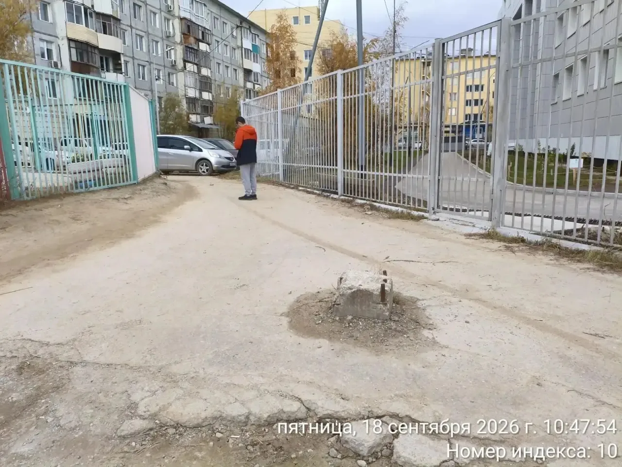 Управа убрала опасную бетонную сваю возле школы №29 в Якутске