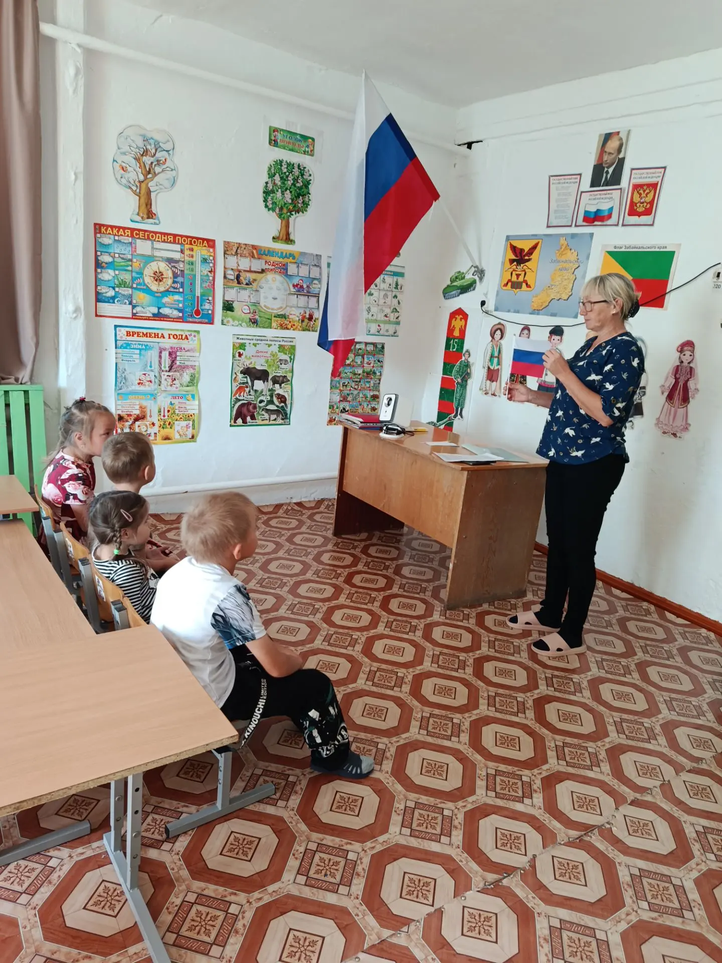 Сегодня в нашем саду прошло занятие, посвященное Дню Государственного флага Российской ...