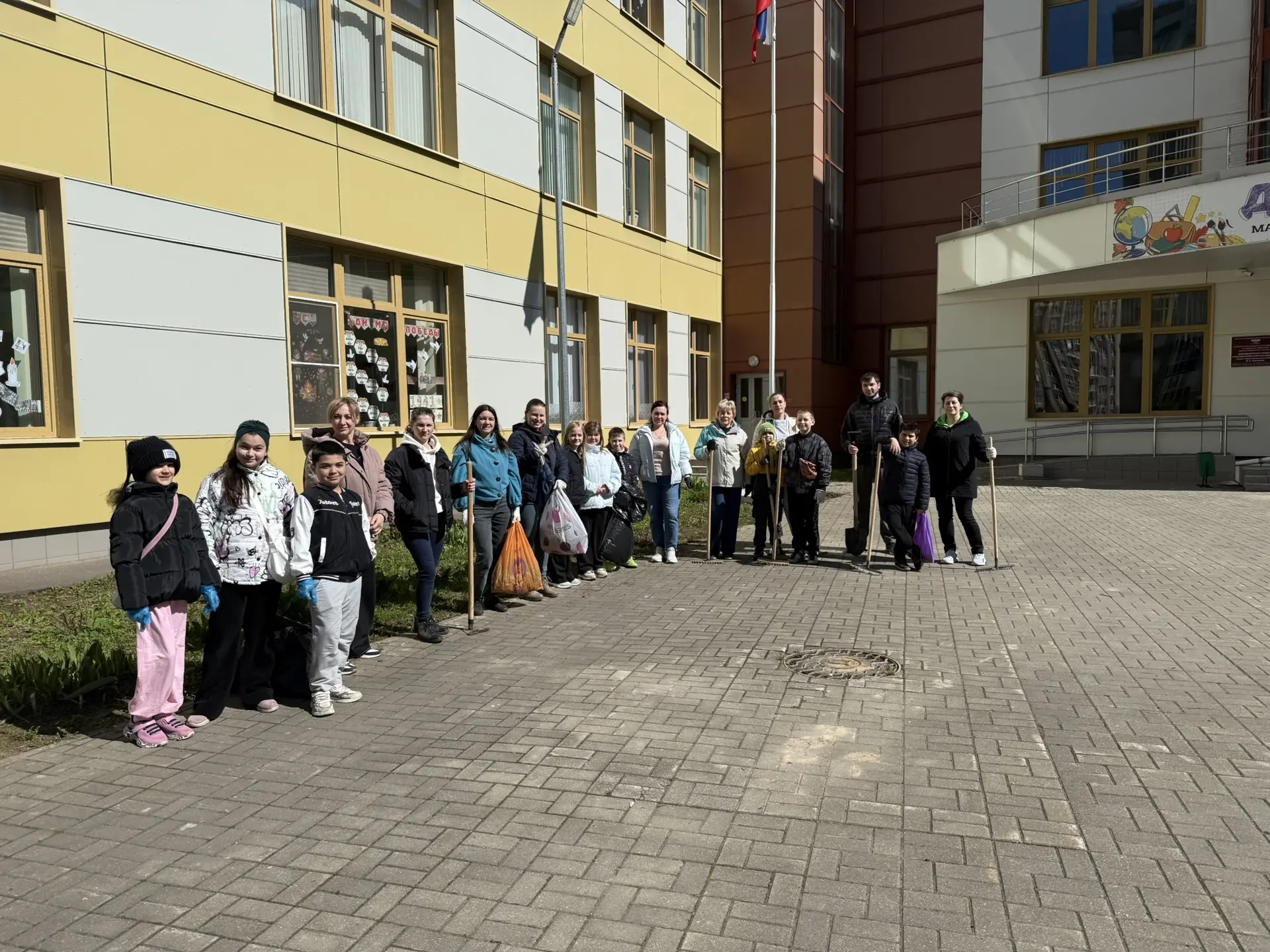 Субботник — добрая традиция и праздник труда!  Сегодня в нашей школе проходит всероссийский субботни