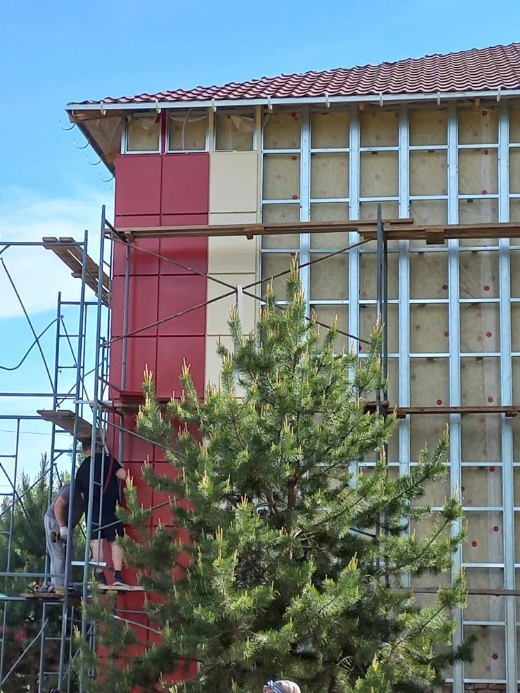 В детском саду начата работа по облицовке южной стороны здания фасадной плиткой. Скоро ...