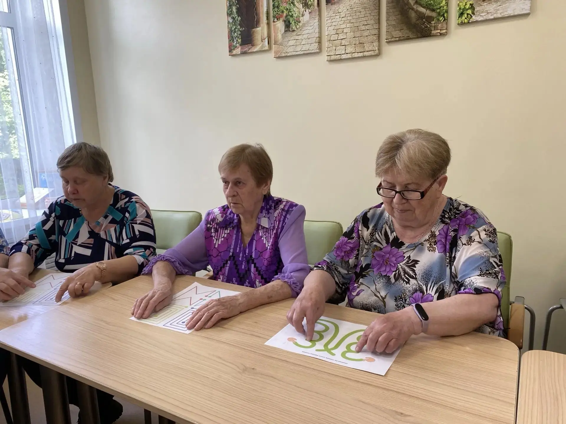 С годами часто ухудшается способность запоминать происходящее, пожилой человек начинает забывать, ку