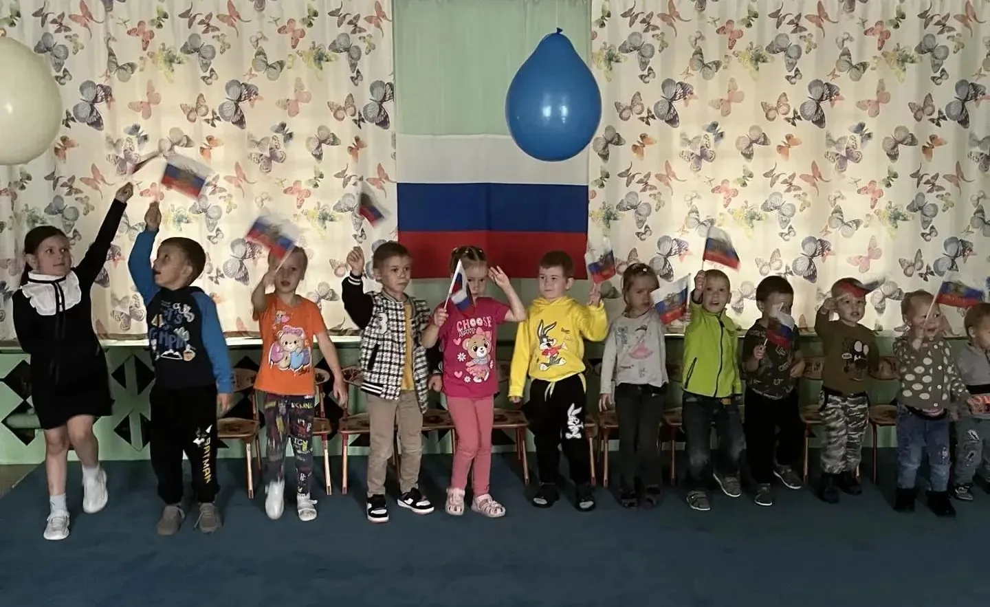 Белый – облако большое,