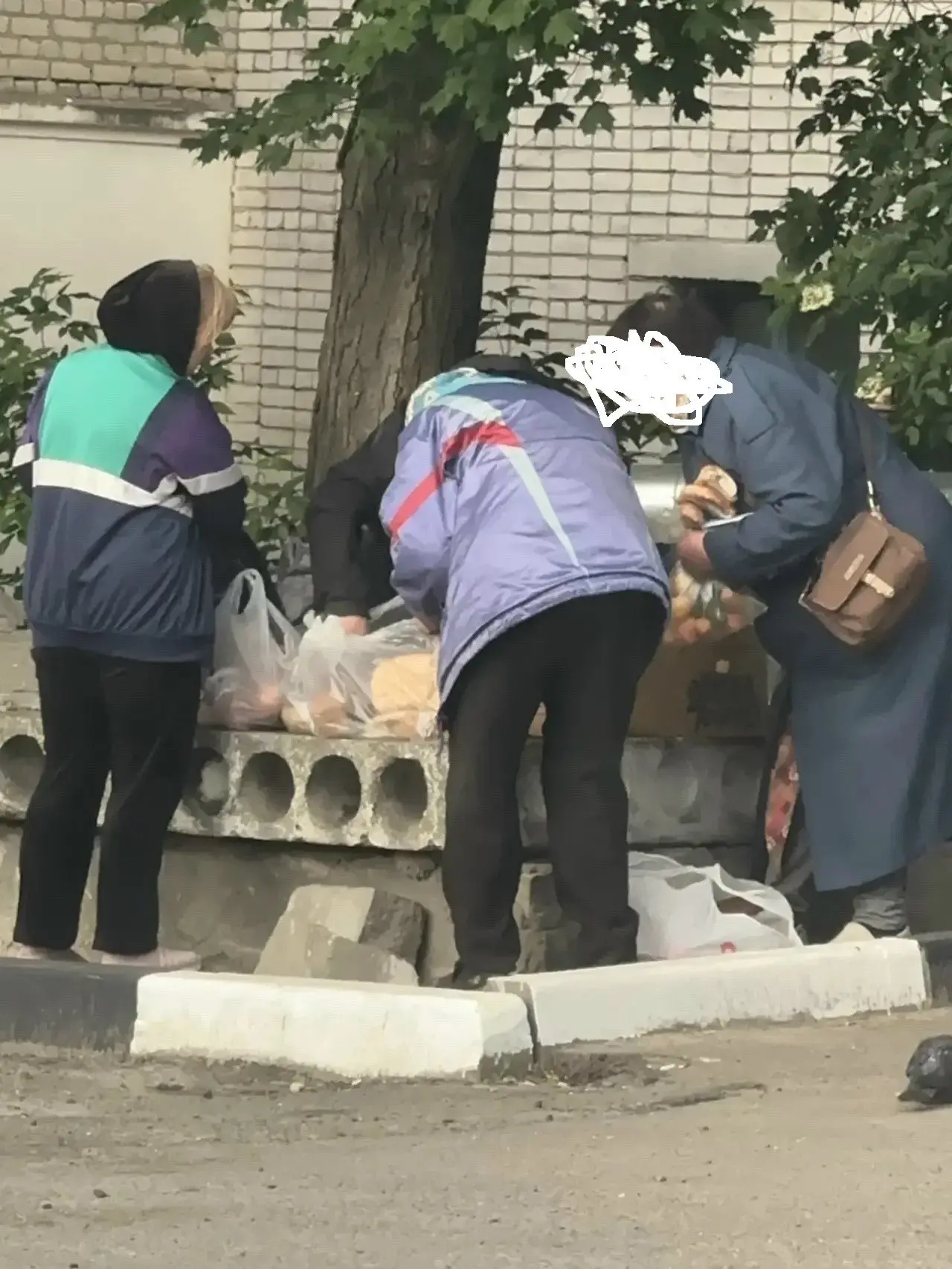 Лучше выбросить продукты, чем раздать нуждающимся! наблюдала такую картину как на помой...