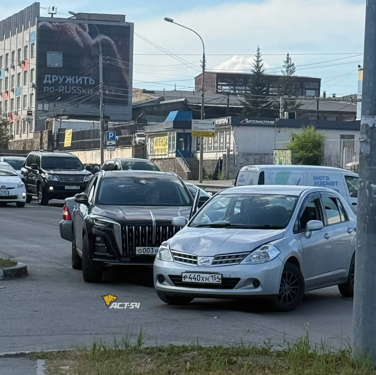 Водители седана Nissan Tiida и китайского кроссовера Hongqi HS3 столкнулись на повороте...