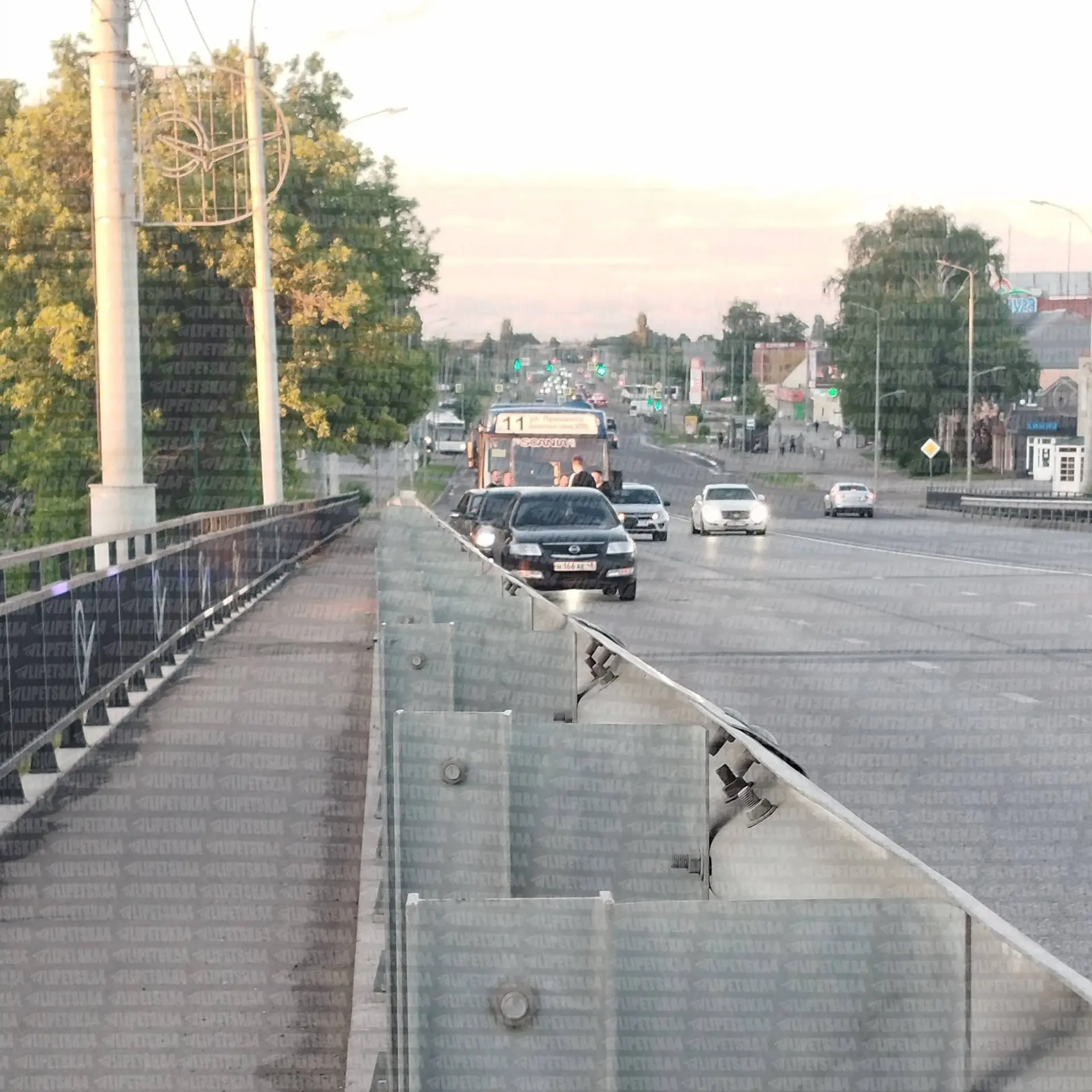 🚌 Пассажирский автобус №11 врезался в «ВАЗ» на Сокольском мосту.

По предварительной информации, в 