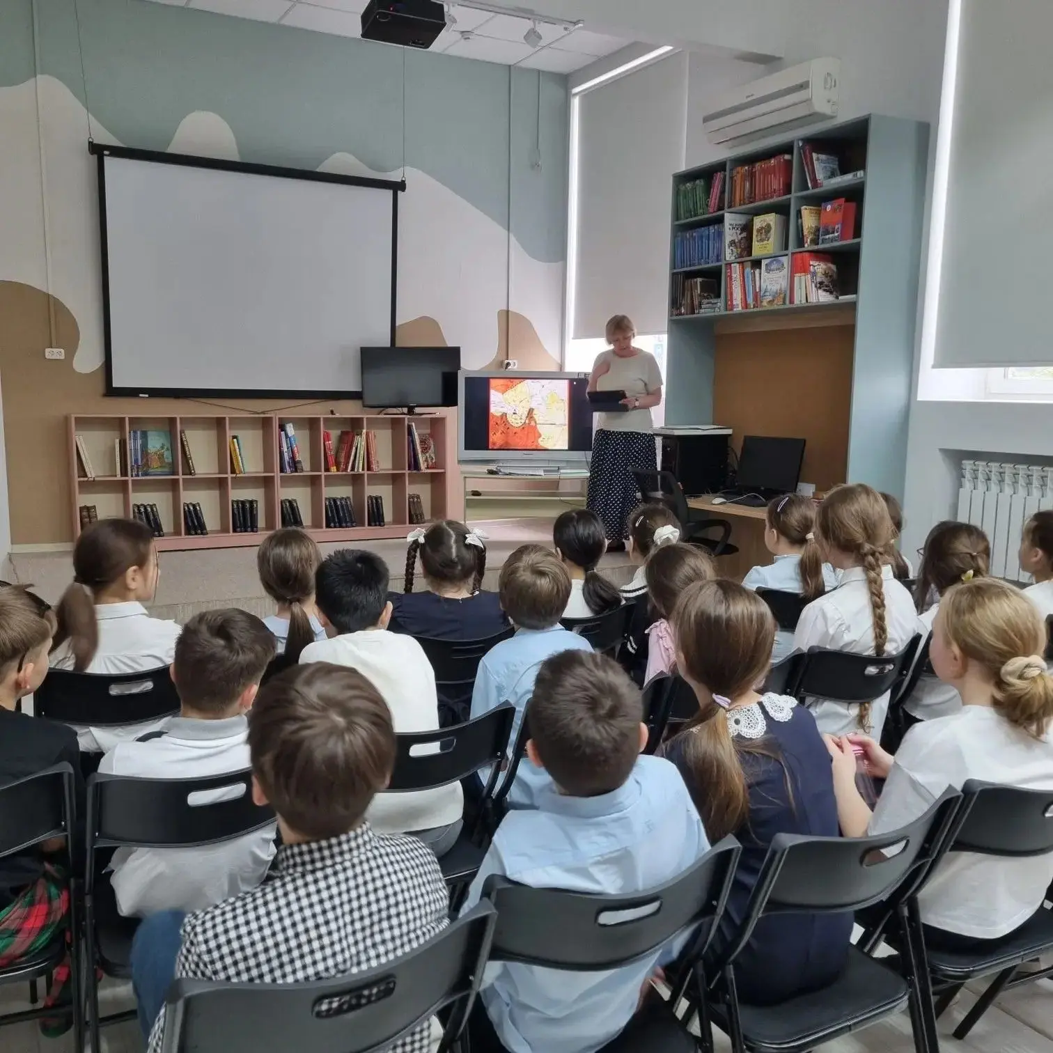5 мая 3"а"класс ходил в Центральную библиотеку на мероприятие,посвящённое ВОВ. Дети обсуждали  расск