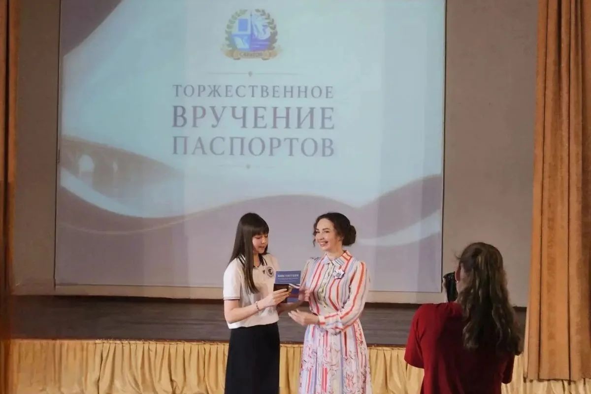 Юлия Литневская вручила паспорта юным гражданам России

В преддверии Дня России в центре дополнитель