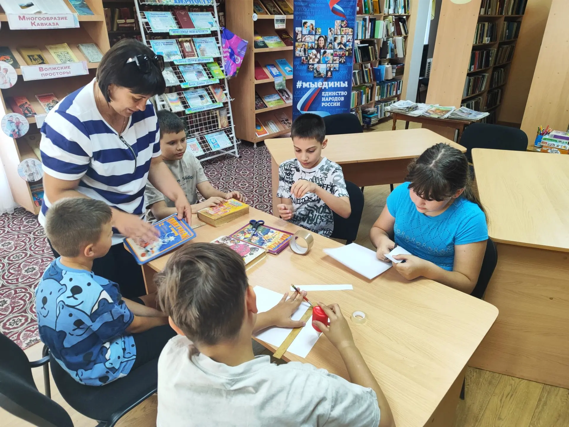 Сегодня в Димитровской  библиотеке состоялся библиотечный урок «Книги – помощники». Библиотекарь пог