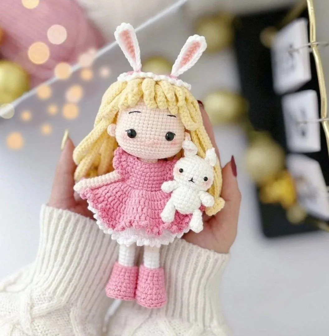 🎀 Куколка с кроликом
Автор: Beary Bearnita 
Перевод: Страна амигурумия

Вязание без границ 🌸
 
Наш