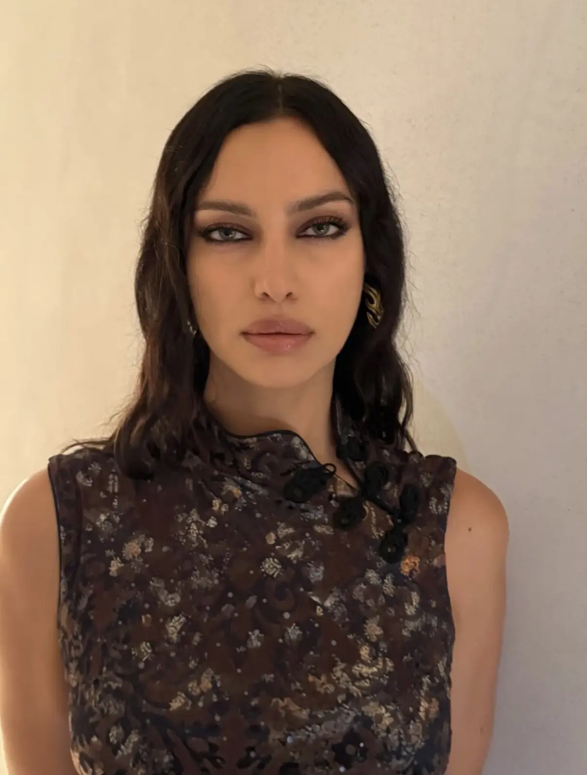 Ирина Шейк предсказывает тренд на Mandarin collar — воротник-стойку в китайском (мандар...