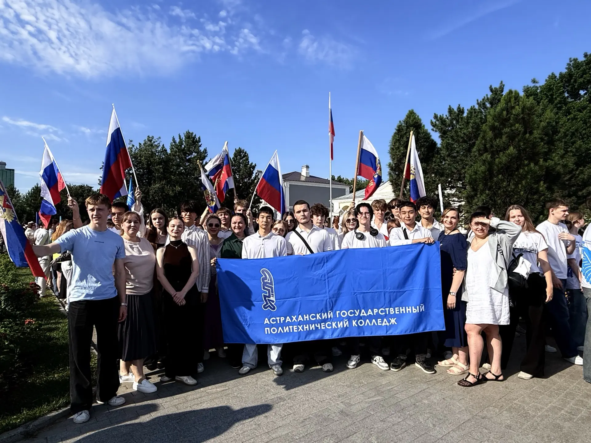 ✨ Мы вместе — мы едины!

🤍 12 июня, в День России, студенты, преподаватели и директор нашего коллед