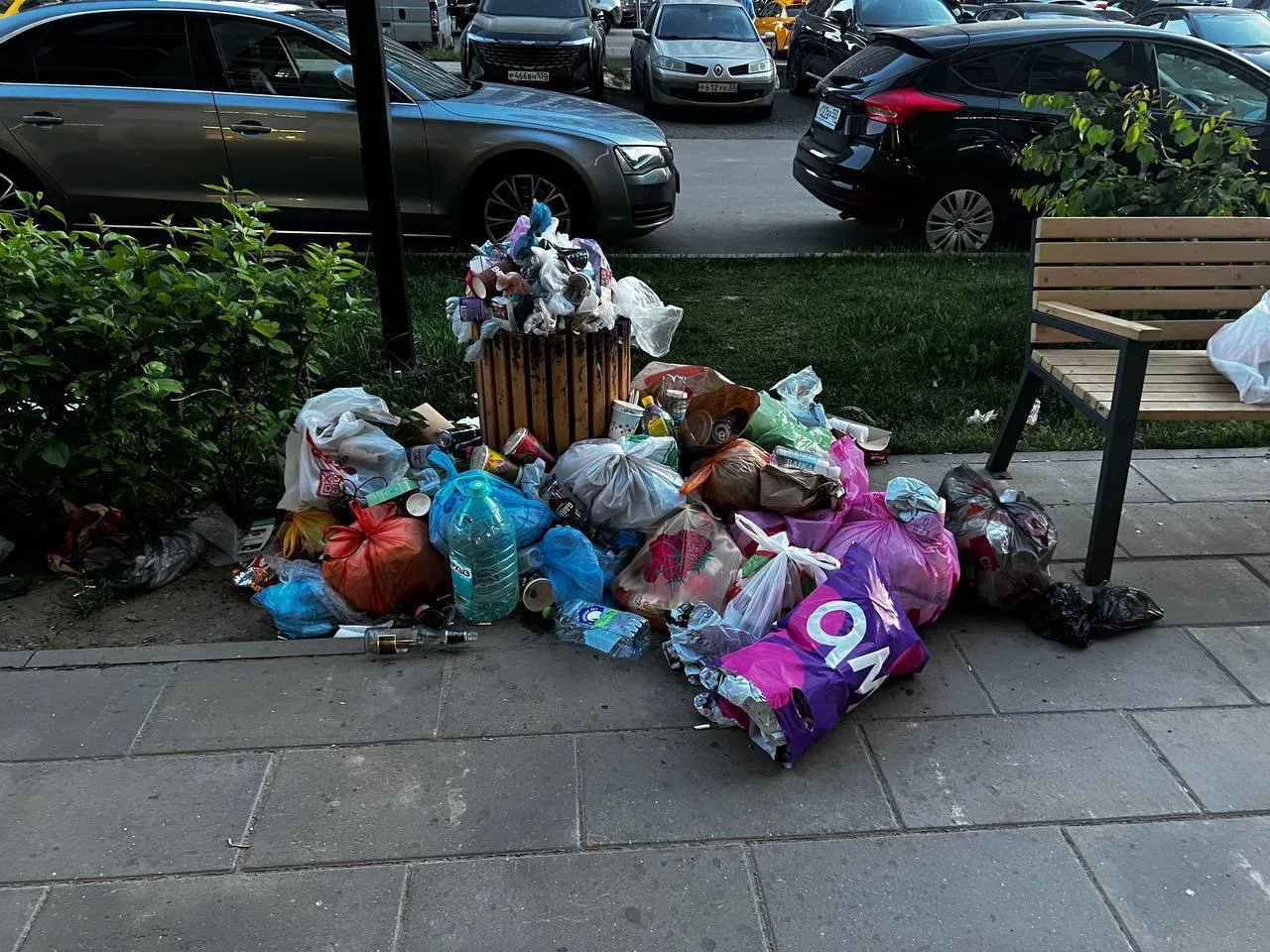 🗑️ В ЖК «Большое Путилково» мусор не убирают уже неделю. 

УК объясняет это забастовкой дворников.