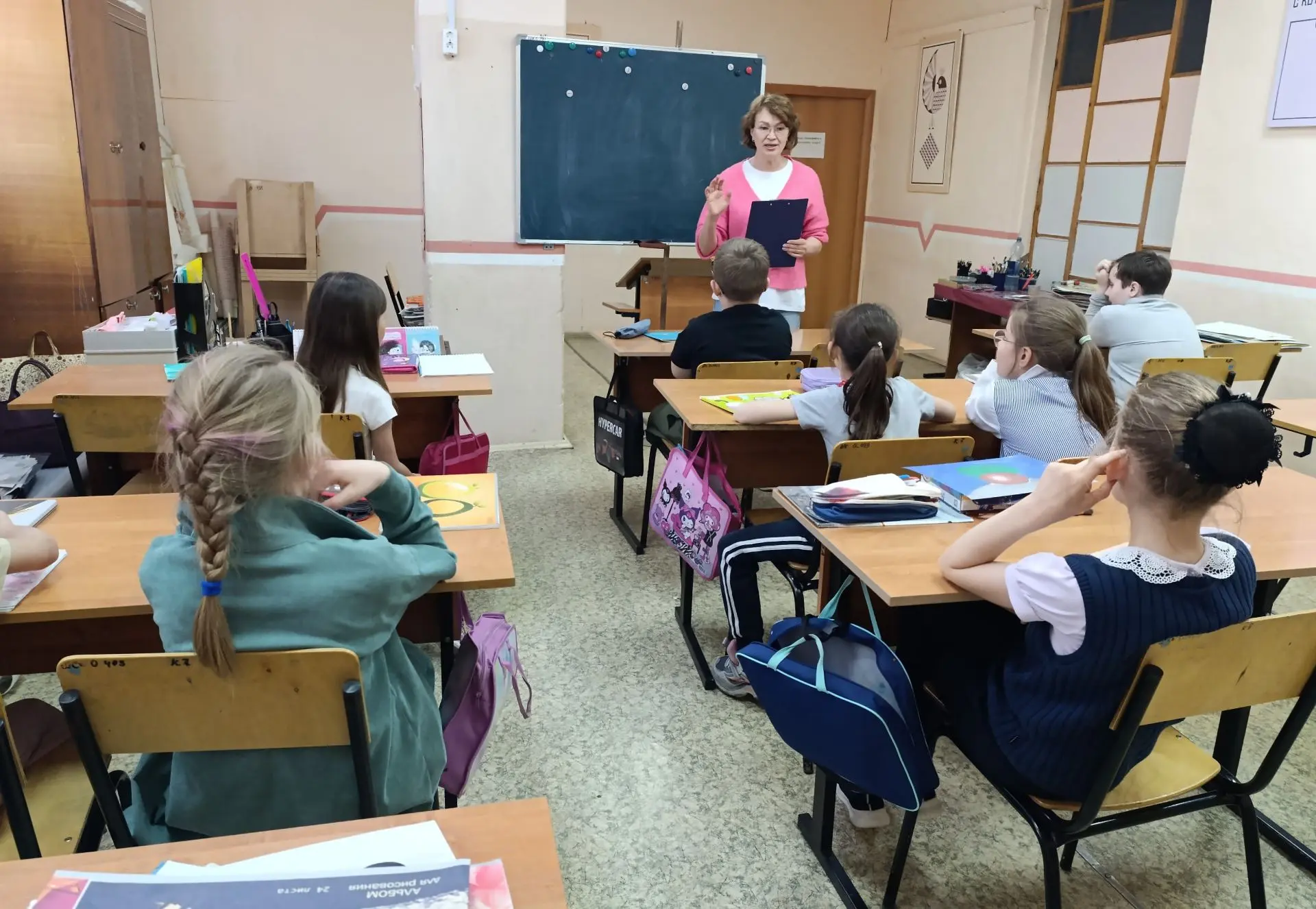 🏰«Моя семья — моя крепость»: как мы рисовали семью с закрытыми глазами.