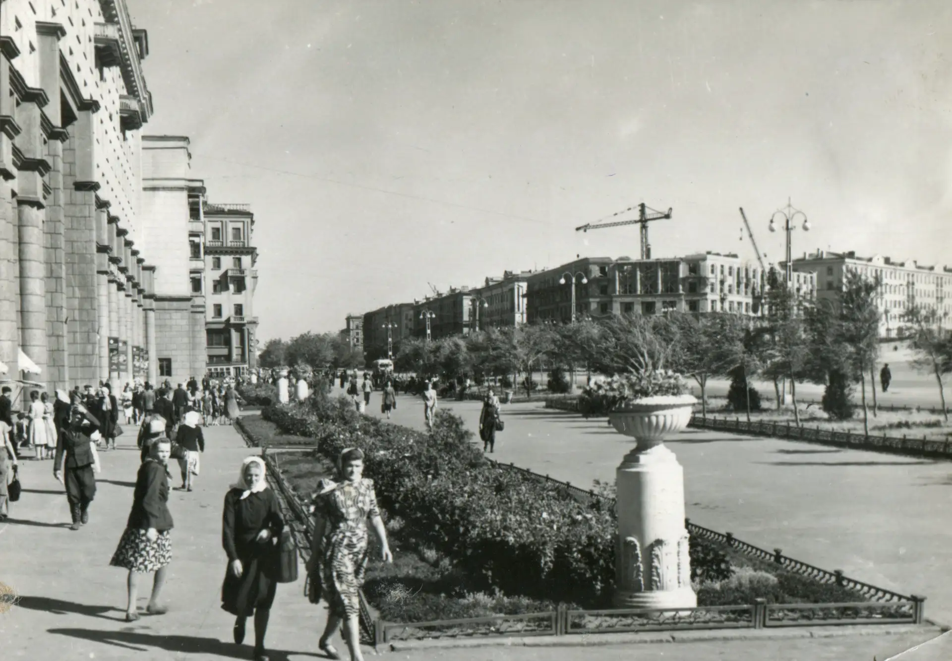 Улица Спартака (ныне проспект Ленина) в Челябинске, в районе площади Революции. На задн...