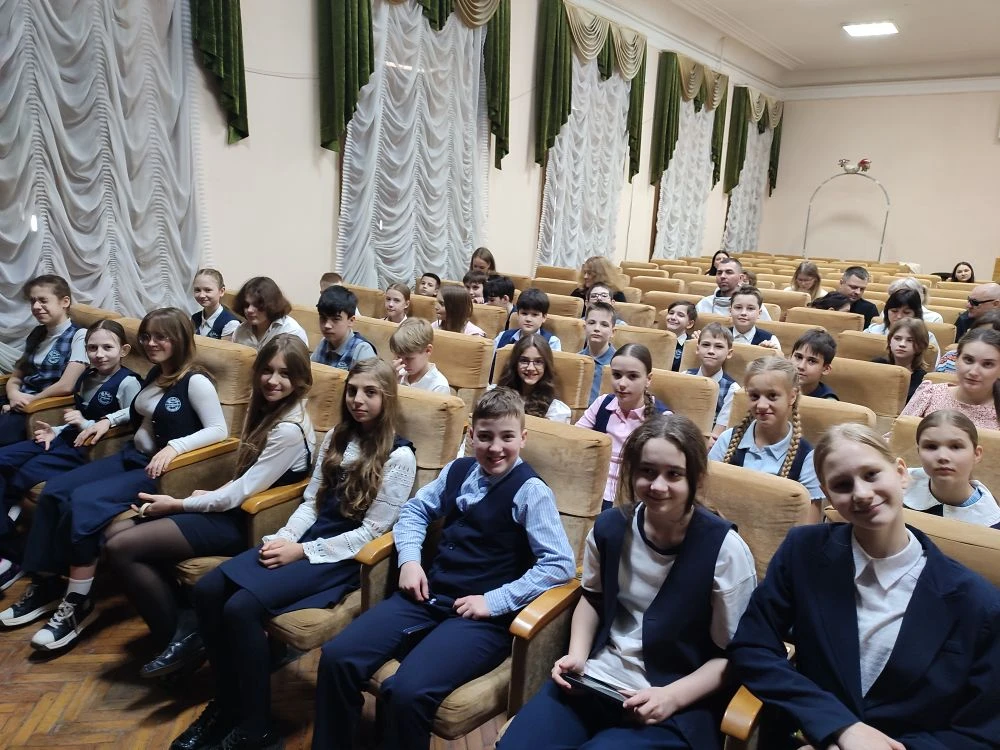 🎭 Театральное путешествие в мир Гоголя  ⚡25 марта лицеисты 5б класса с учителем русского языка и лит