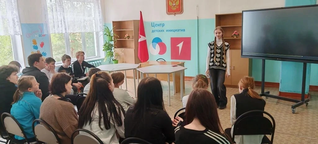 "Стихи и песни о войне". Внеклассное занятие прошло сегодня для учащихся школы.
Война...Страшное, же